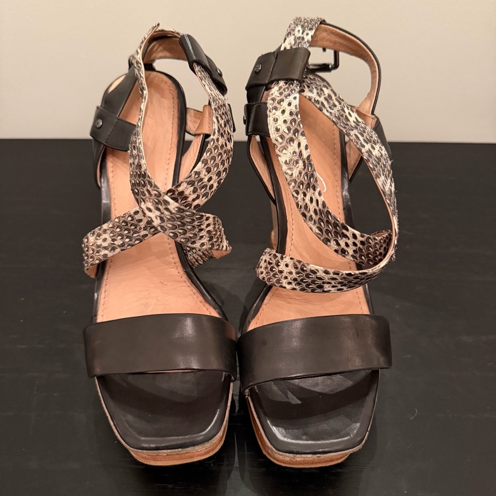 Kenneth Cole Black/White Wedges